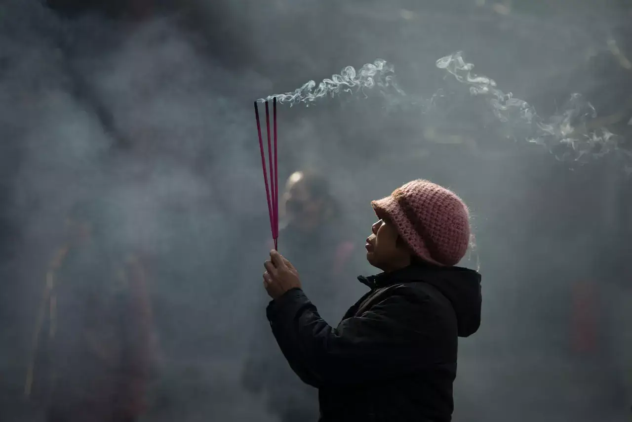 คนจุดธูป