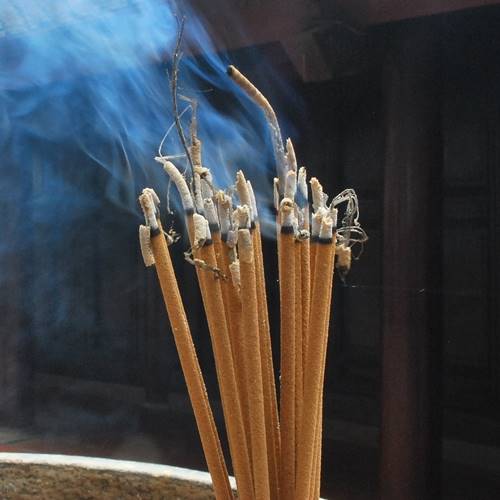 ฝันว่าจุดธูปหลายดอก