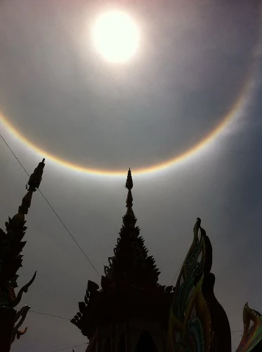 ฝันเห็นพระจันทร์ทรงกลด