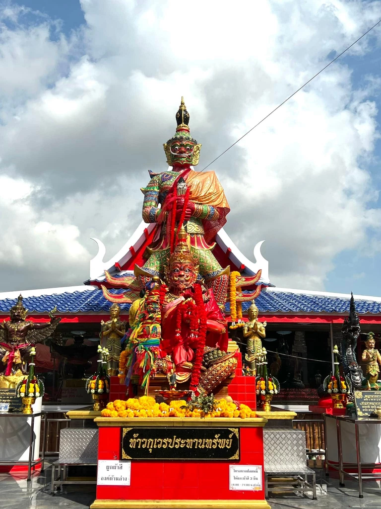 ฝันเห็นท้าวเวสสุวรรณองค์สีแดง