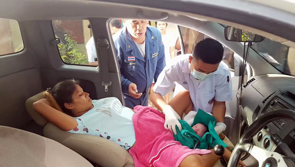 ฝันว่าคลอดลูกในรถ