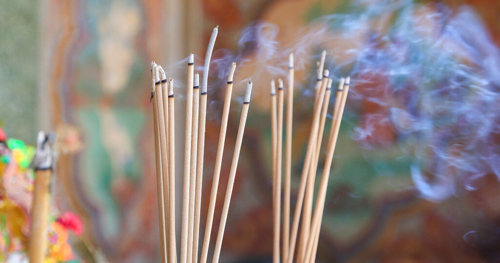 จุดธูปขอหวยจากจอมปลวก