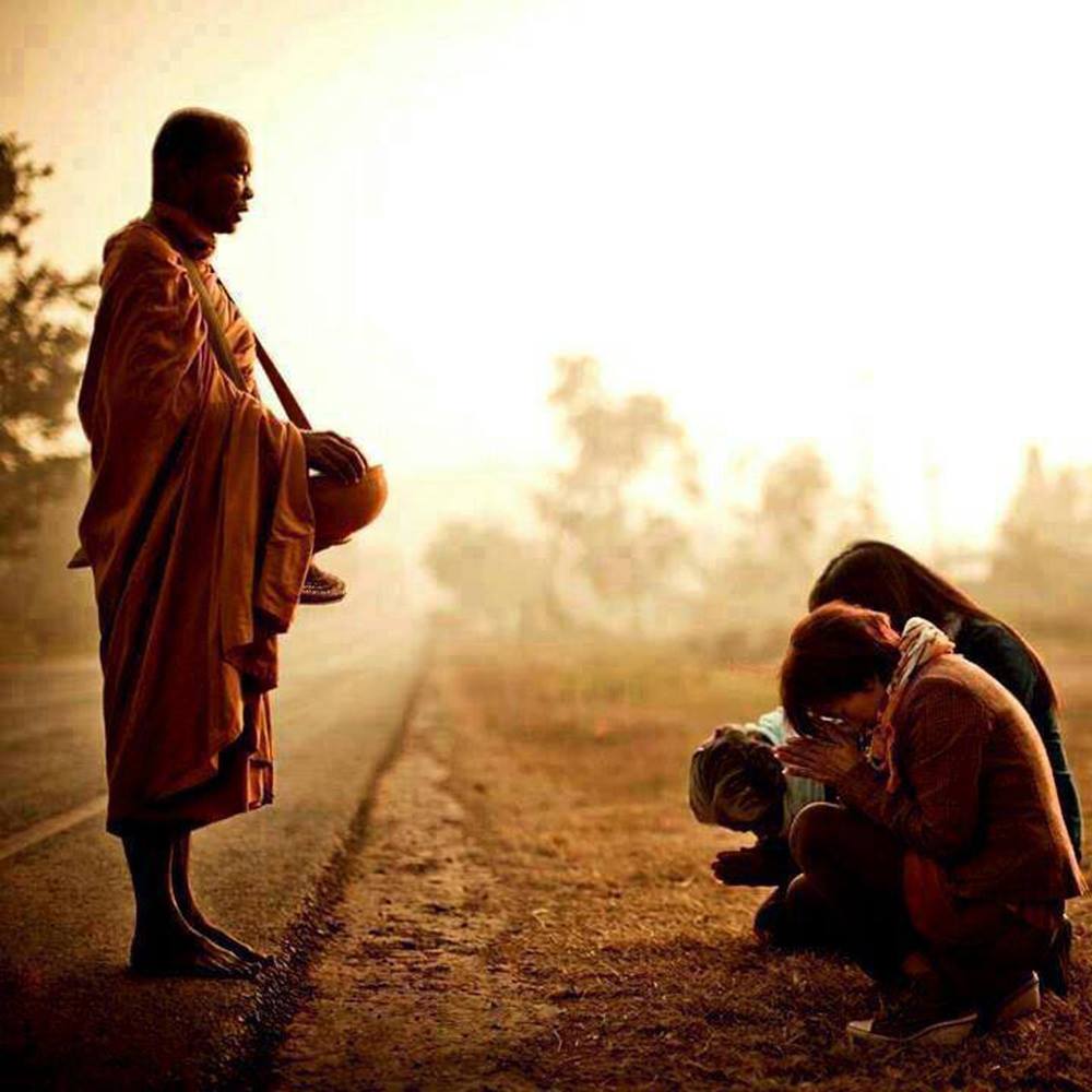 ฝันว่าใส่บาตรพระบิณฑบาตร