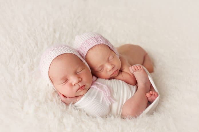 ฝันว่าคลอดลูกแฝด