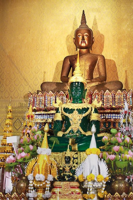 กราบไหว้ขอพรหลวงพ่อปากแดง