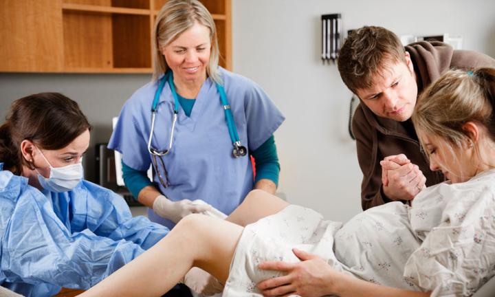 ฝันว่าเพื่อนคลอดลูก