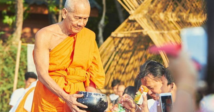 ฝันว่าทำบุญใส่บาตรด้วยเงิน