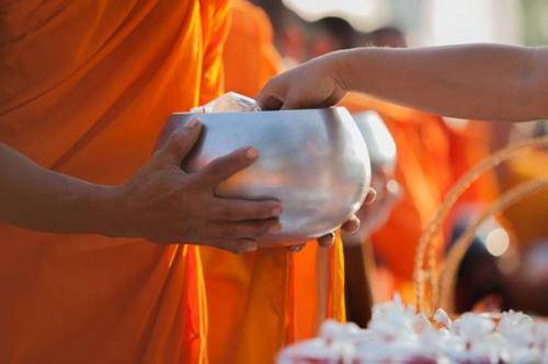 ฝันว่าทำบุญใส่บาตรด้วยเงิน 50 บาท